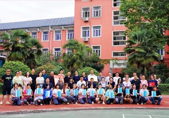 超有仪式感！湖工大校领导亲手为17名育美学子颁发录取通知书！