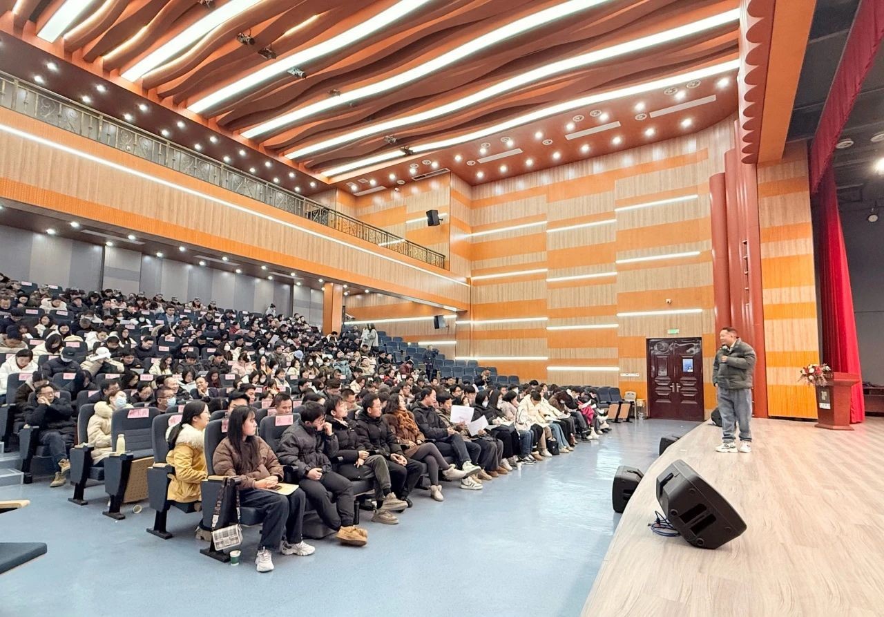 踔厉奋进 且思且行—— 记武汉育才美术高中2024年度教师评优暨干部述职大会