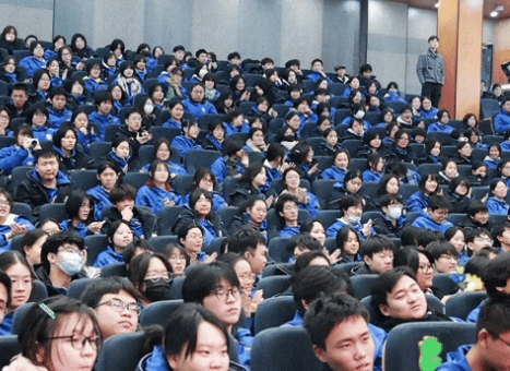 育美少年｜“朋辈引领 思辨致远”——育美未来之辩，彰显青春力量