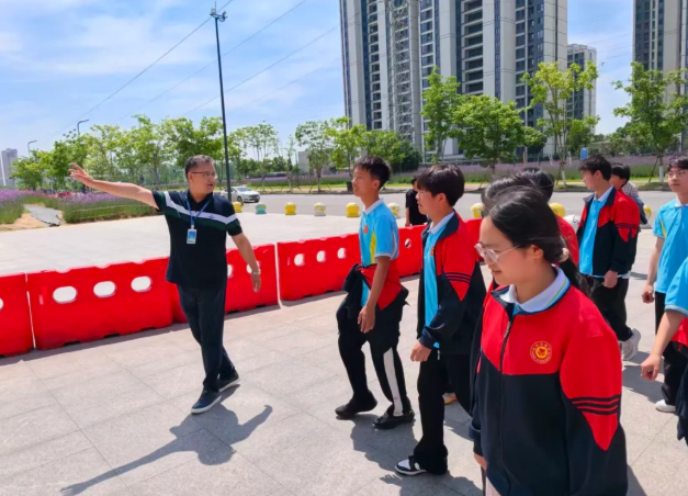 赴一场美育之约 | 武汉新洲区弘毅学校师生走进武汉育才美术高中，共绘青春底色